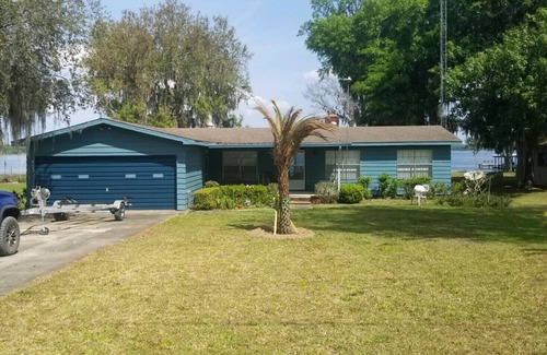Fort McCoy House | Clean renovated LAKEFRONT home on spring fed Lake Kerr in Ocala National Forest.