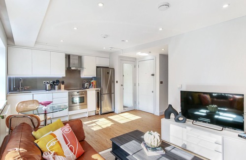 Fitzrovia Apartment | Cleveland Street by Aeria Apartments