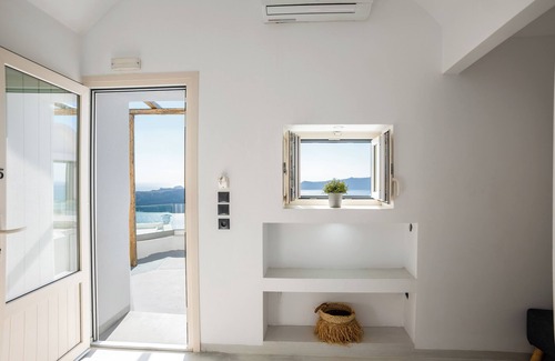 Fira Apartment | Cliff Aura Suites