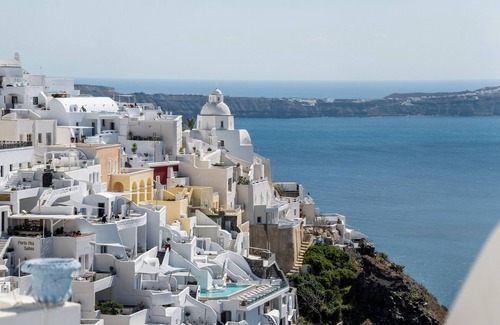 Fira Apartment | Cliff Aura Suites