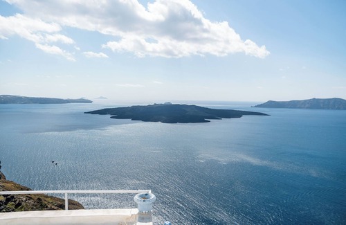 Fira Apartment | Cliff Aura Suites