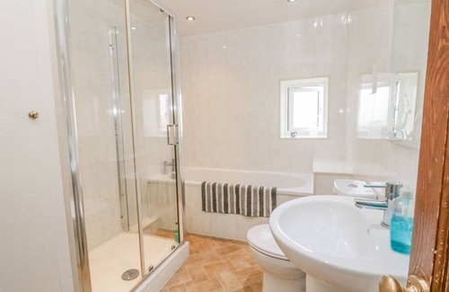 Saltburn-by-the-Sea Cottage | CLIFF TOP COTTAGE, pet friendly in Saltburn-By-The-Sea