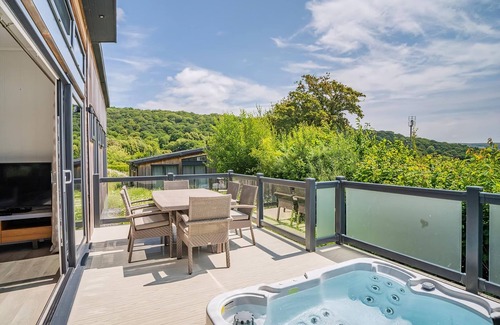 Cheddar Ski Chalet | Clifton Elegance Lodge 3