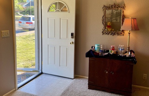 Western House | Close-in, Cute & Cozy home w/ AC 3Bdrm 2bath