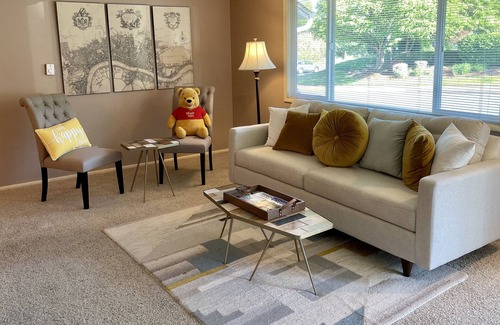 Western House | Close-in, Cute & Cozy home w/ AC 3Bdrm 2bath