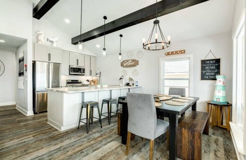 Bermuda Beach House | Close to All Things Beachy! Ocean View!