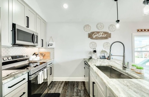 Bermuda Beach House | Close to All Things Beachy! Ocean View!