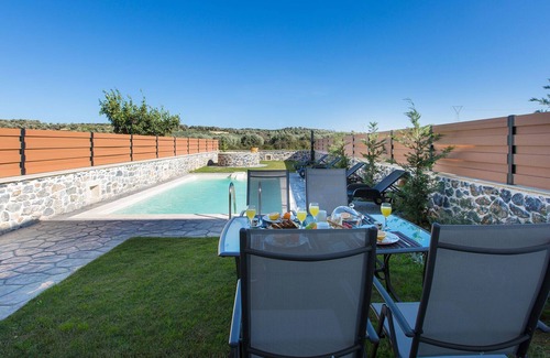 Houdetsi Villa | Close to Sandy Beach & Amenities