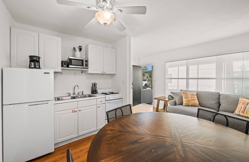 Siesta Key Cottage | Close to the beach! Pool acccess and Private Backyard - Crescent Cottage