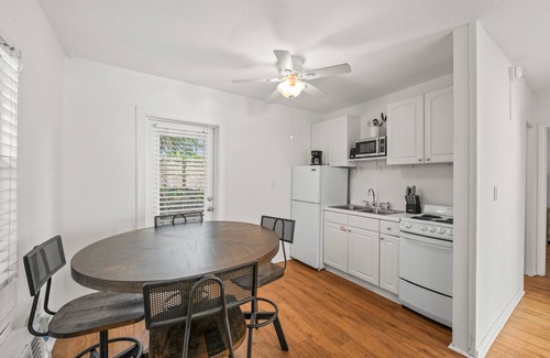 Siesta Key Cottage | Close to the beach! Pool acccess and Private Backyard - Crescent Cottage