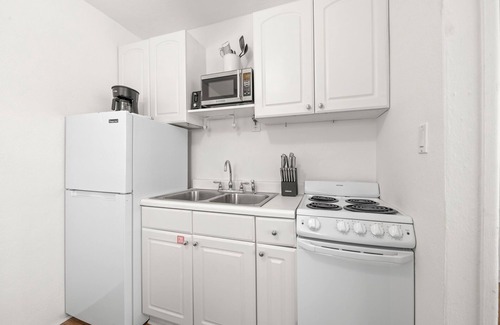 Siesta Key Cottage | Close to the beach! Pool acccess and Private Backyard - Crescent Cottage