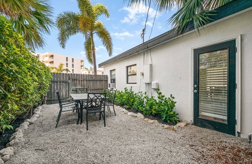 Siesta Key Cottage | Close to the beach! Pool acccess and Private Backyard - Crescent Cottage