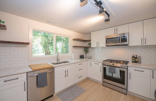 Vernon Apartment | Close to the beach, quiet neighborhood! - The Longacre Suite