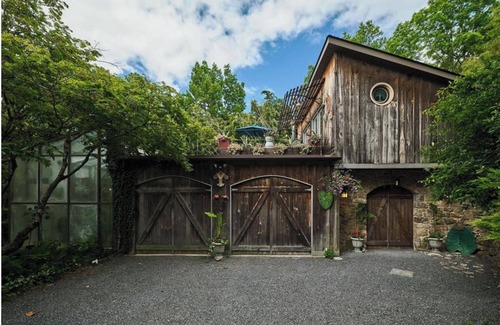 Finesville House | Close to the City, Far from Reality