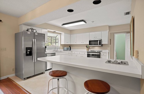 King City House | Close to the Village with an easy walk to restaurants, shops and Pier