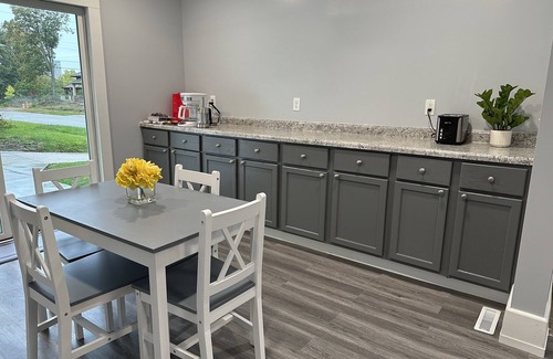 Northeast South Bend House | Clover Manor - Walk to ND!