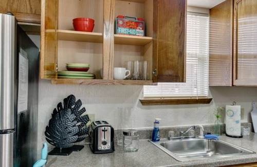 Midtown Apartment | [CLR 18]Sunny Midtown 10 Window One bedroom Apartment, In the Hipster epicenter of OKC.