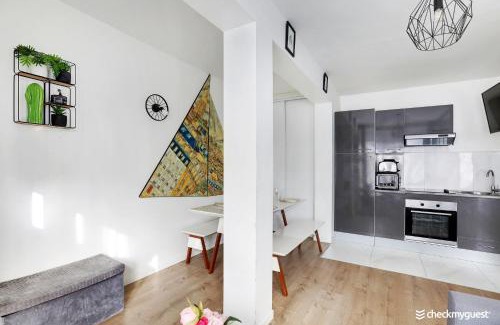 Quartier des Grandes-Carrieres Apartment | CMG Sacre Coeur Eugene Carriere