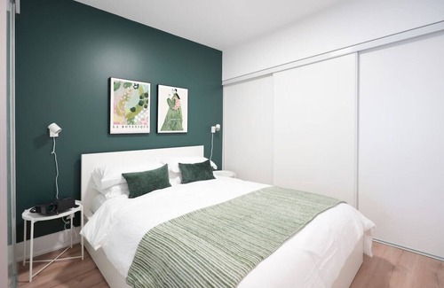 Toronto Entertainment District Hotel | CN Tower View - Free Parking - Rooftop Pool - Hot Tub - Gym