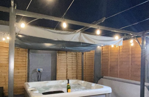 Llandaff Other | Coach House -Log Fire,Hot Tub (City Centre 2 mile)