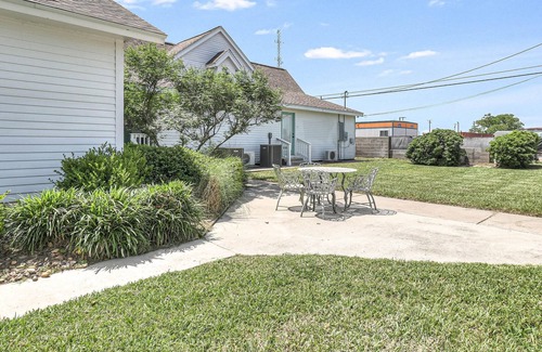 Rockport Cottage | Coast Oaks Cottage 6 1 Bedroom Cottage by RedAwning