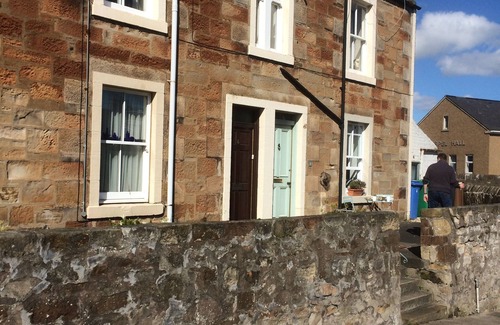 St Monans Apartment | Coastal 1 bedroom cottage with sea views- The Shore