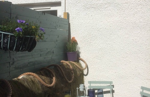 St Monans Apartment | Coastal 1 bedroom cottage with sea views- The Shore