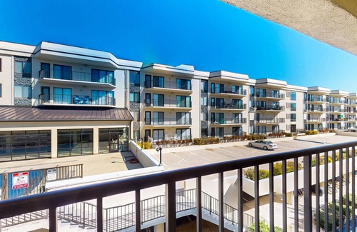 Caine Woods Condo | Coastal and Beachy Condo with Pool and Hot tub access - steps from beach