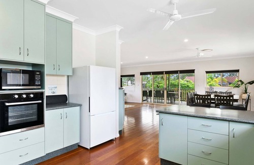 Traviston House | Coastal Bliss - 6 Beds Holiday House