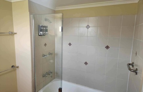 South Townsville Apartment | Coastal Breeze Studio – Steps from City, Stadium & Ferry