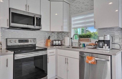 Pembroke Pines House | Coastal Breeze Retreat with Heated Pool