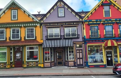 Yarmouth Apartment | Coastal Charm by the Bay: 4 Bedroom Apartment next to Yarmouth CAT Ferry