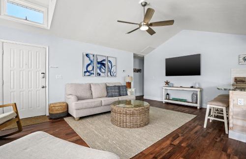Chincoteague House | Coastal Cottage - Beachy oasis in Oyster Bay!