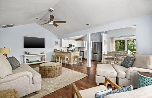 Chincoteague House | Coastal Cottage - Beachy oasis in Oyster Bay!