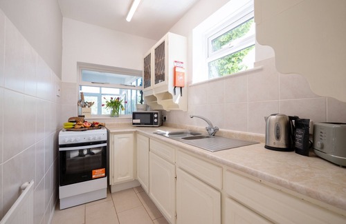 Dartmouth House | Coastal Escape: River Views, Terrace & Parking