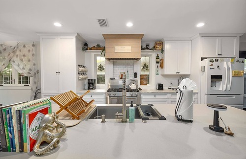 Saint Simons Heights House | Coastal Farmhouse, Private Pool! Walk to Redfern Vlg