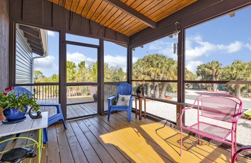 Panacea House | Coastal Getaway on canal-steps to the beach