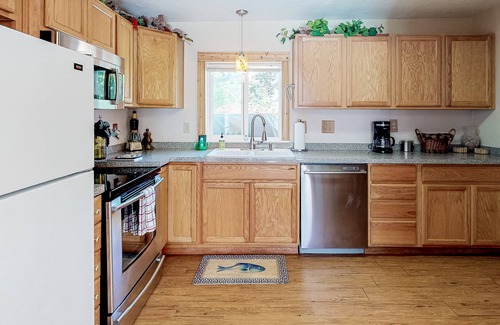 Florence House | Coastal house with decks, grill, firepit, & modern kitchen - 1/2 mile to beach