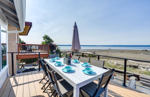 Warm Beach House | Coastal PNW Home on Swimmable Beach w/Hot Tub!