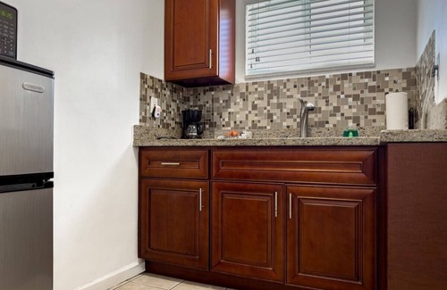 North Beach Apartment | Coastal Studio by Hollywood Beach Boardwalk