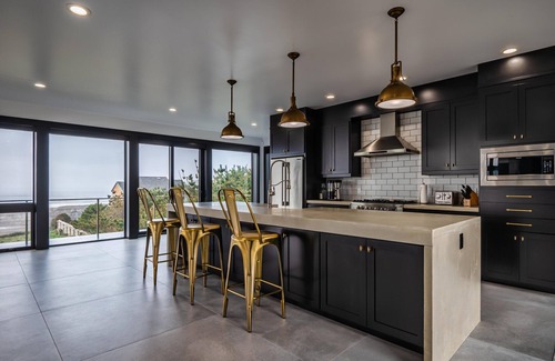 Bandon House | Coastal Stunner w/Ocean Views, Roof Deck + EV Charger