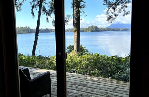 Tofino House | Coastal View-Waterfront, Tranquil, Hot Tub, Sauna!