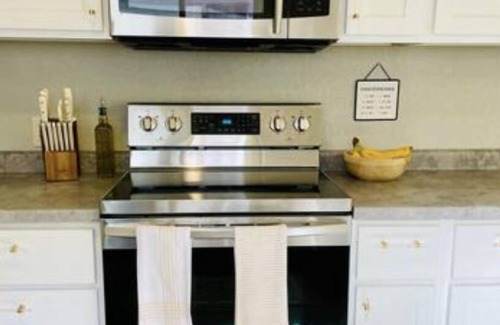 La Crosse House | Cobblestone Cottage, 4 Bedroom, centrally located