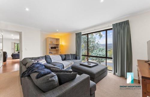 Jindabyne House | Cobbon Retreat - 5BR House l Pet Friendly l Large Fenced Backyard l WiFi l Great Location