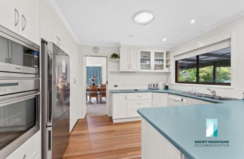 Jindabyne House | Cobbon Retreat - 5BR House l Pet Friendly l Large Fenced Backyard l WiFi l Great Location