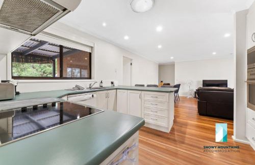 Jindabyne House | Cobbon Retreat - 5BR House l Pet Friendly l Large Fenced Backyard l WiFi l Great Location