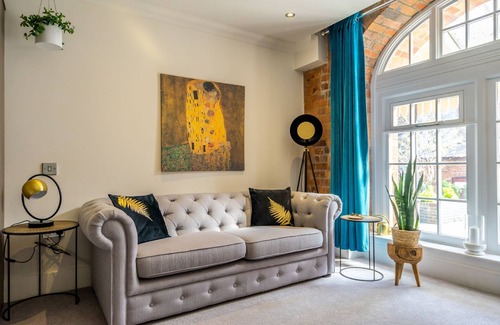 York Apartment | Cocoa Suites 3 - sleeps 2 guests with parking