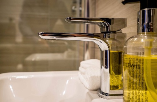 York Apartment | Cocoa Suites 56 - sleeps 2 guests with parking