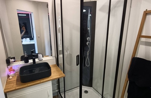 Fontaine-Bayonne-Cartoucherie Apartment | CocoonSpa Love Room Private Jacuzzi