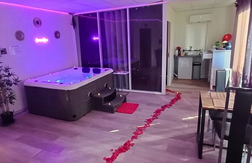 Fontaine-Bayonne-Cartoucherie Apartment | CocoonSpa Love Room Private Jacuzzi